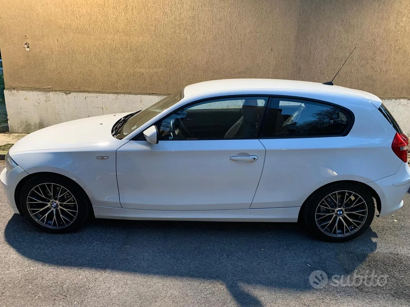 BMW 116D 2010 photo 2