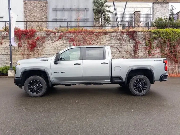 Chevrolet Silverado 3500 2026 photo 2