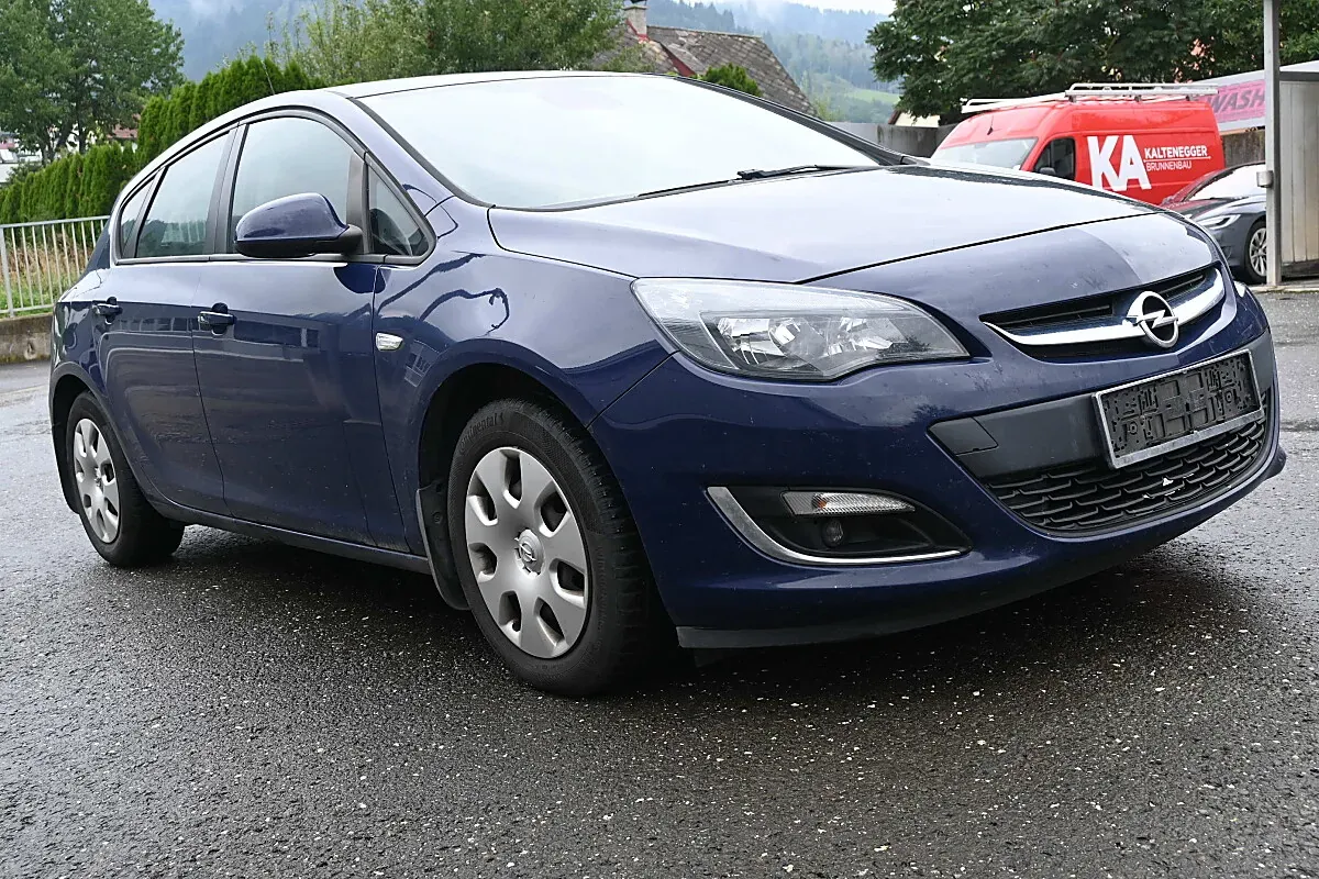 Opel Astra 2013 photo 2