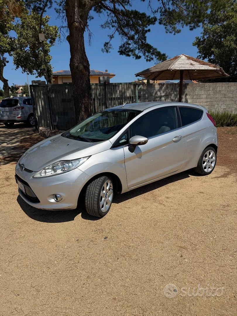 Ford Fiesta 2011 photo 2