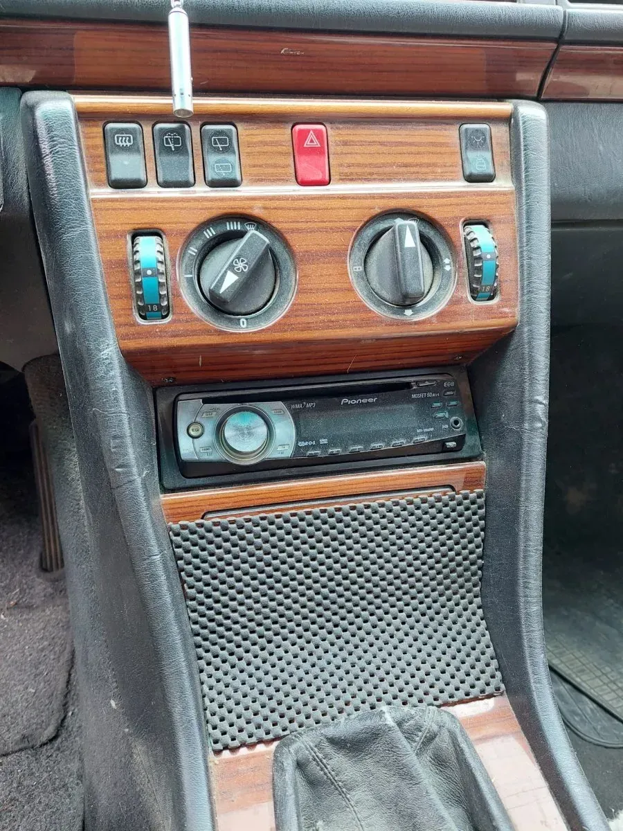 Mercedes-Benz E-Class 1993 photo 3