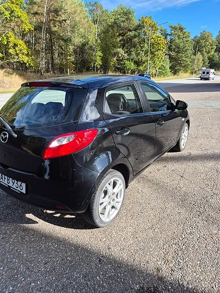 Mazda 2 2010 photo 2