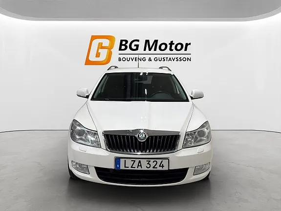 Skoda Octavia 2012 photo 2