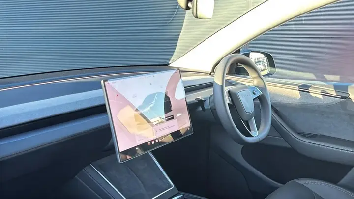 Tesla Model Y 2026 photo 2