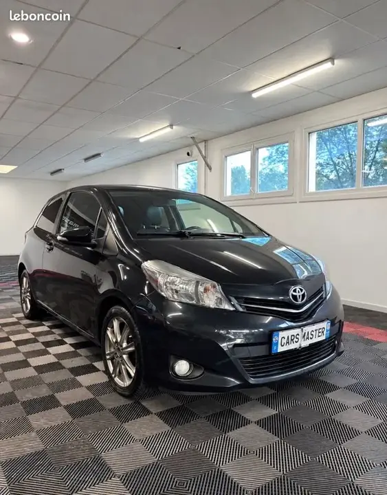 Toyota Yaris 2012 photo 2
