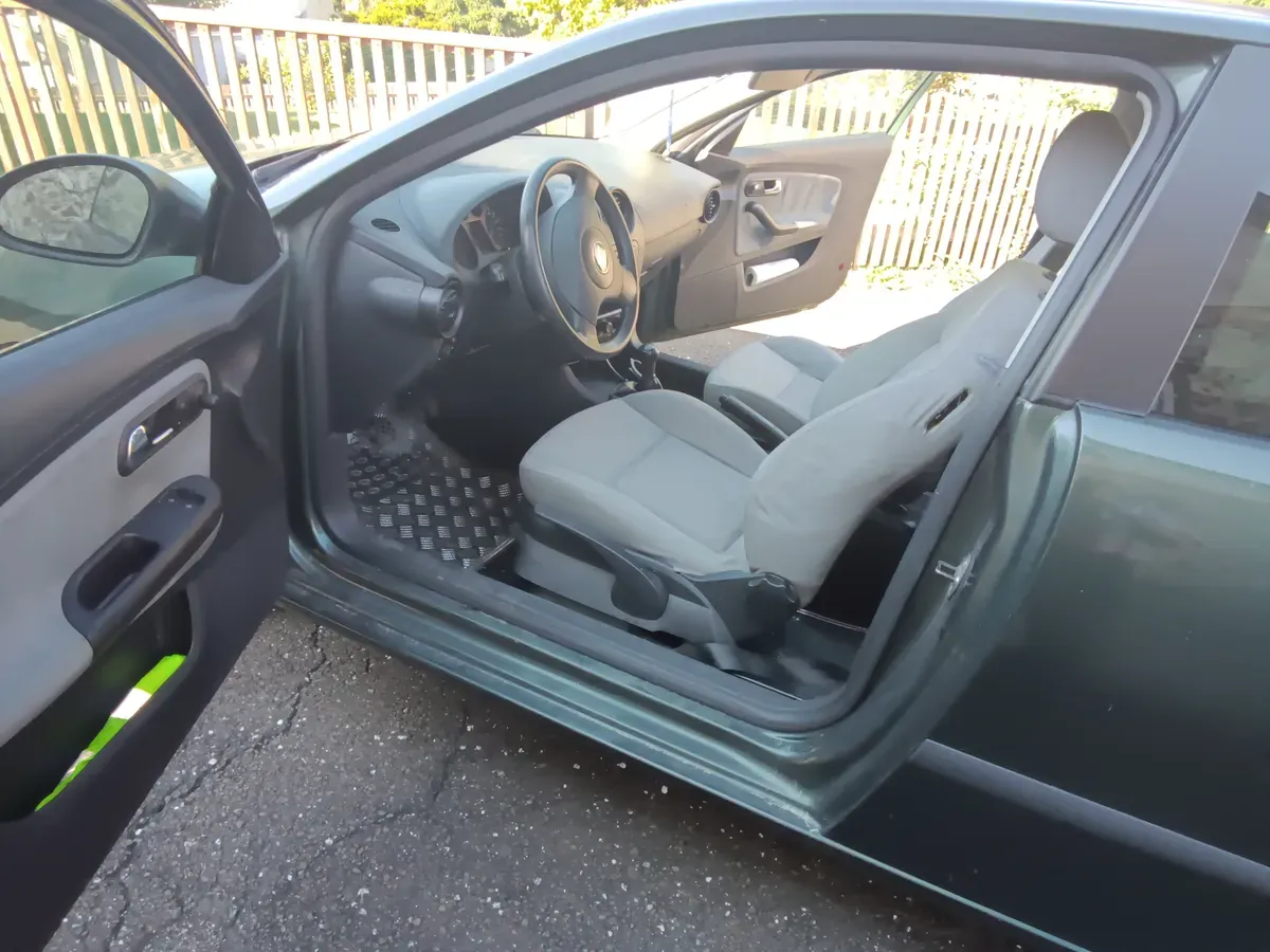 Seat Ibiza 2004 photo 3