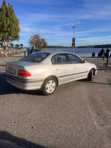 Toyota Avensis 2000 photo 2