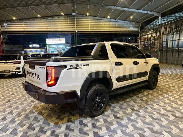 Toyota Hilux 2025 photo 2