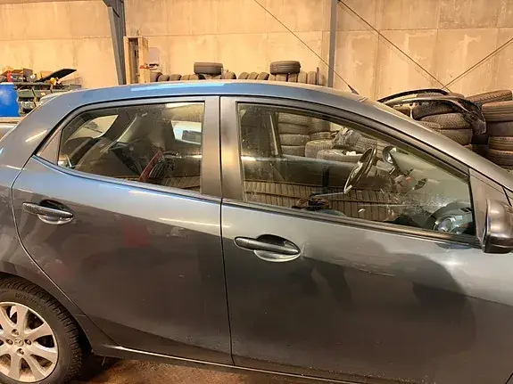 Mazda 2 2012 photo 2
