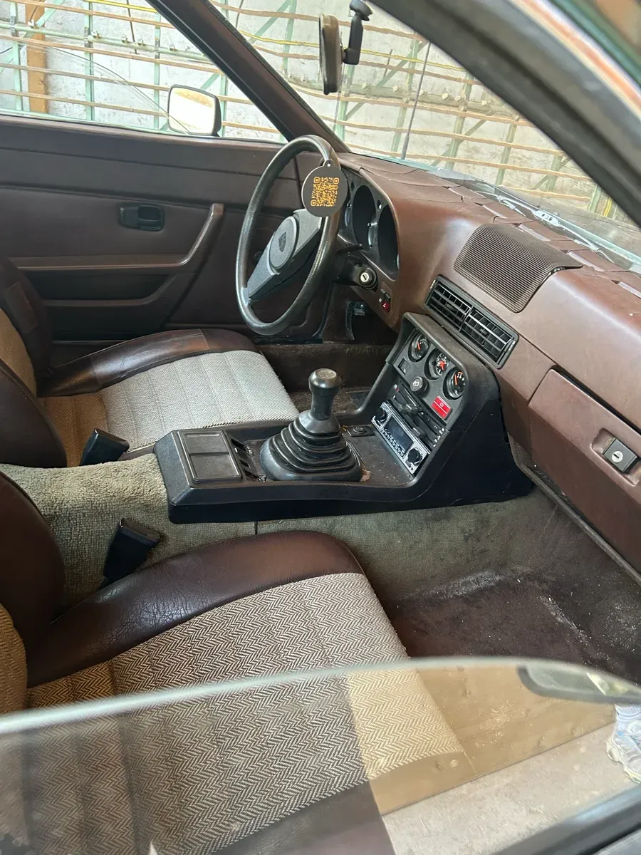 Porsche 924 1977 photo 2