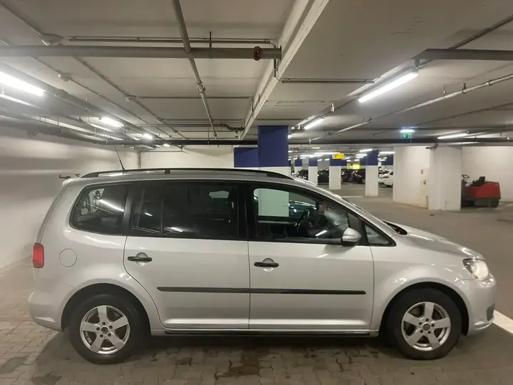 Volkswagen Touran 2012 photo 2