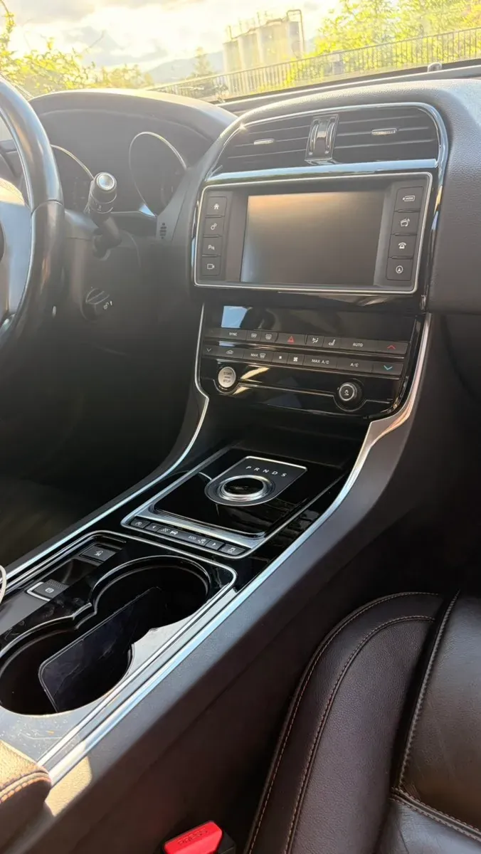 Jaguar Xe 2016 photo 2