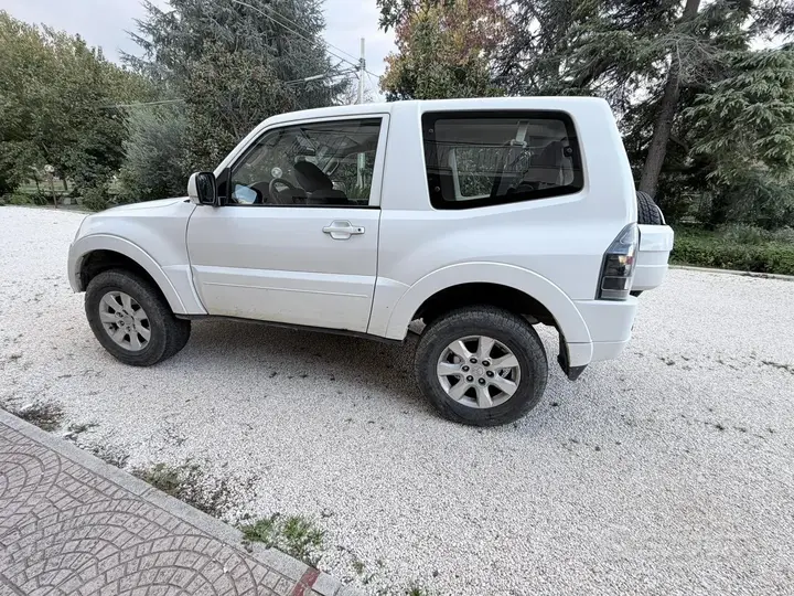 Mitsubishi Pajero 2014 photo 3