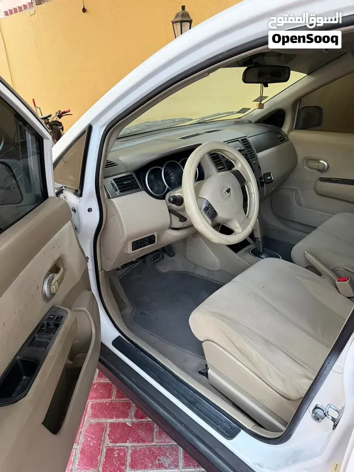 Nissan Tiida 2013 photo 2