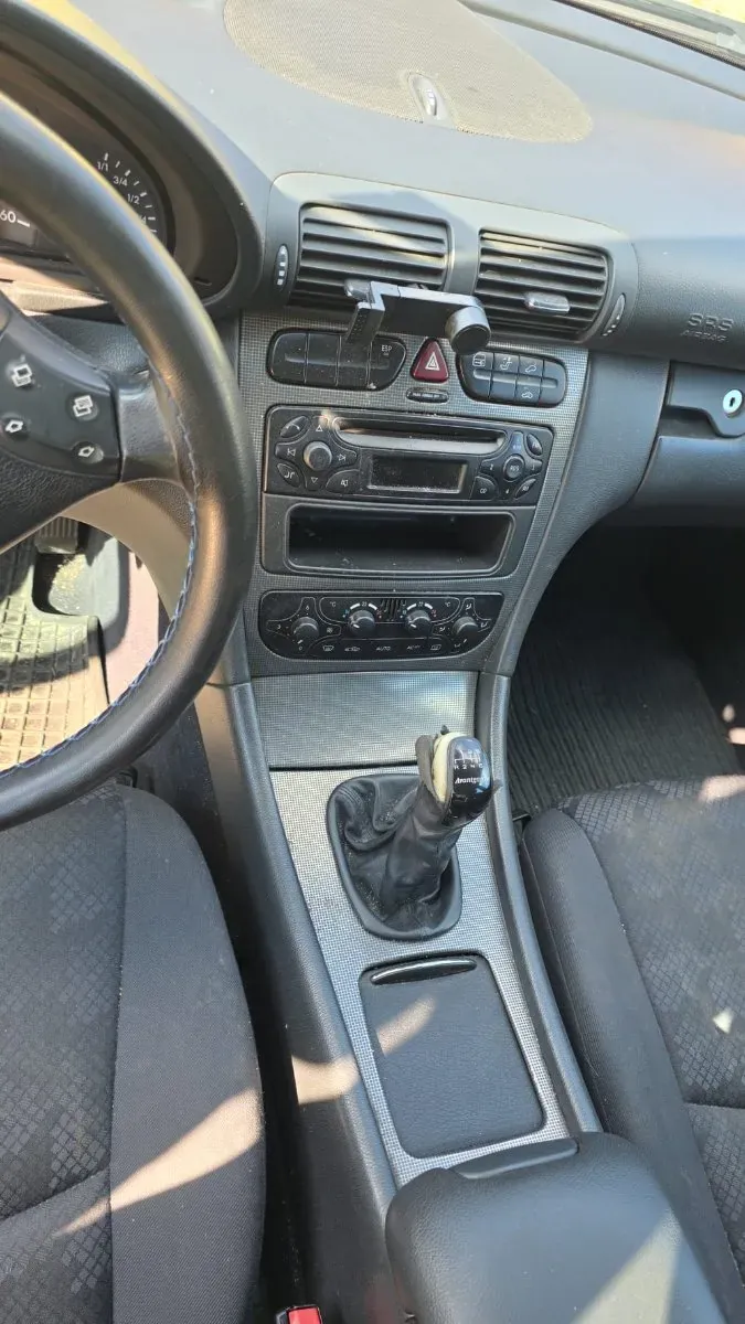 Mercedes-Benz C-Class 2004 photo 2