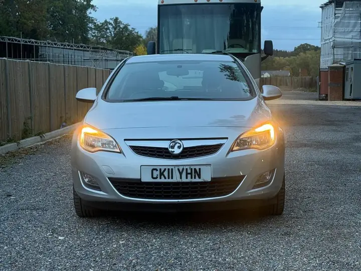 Vauxhall Astra 2011 photo 2