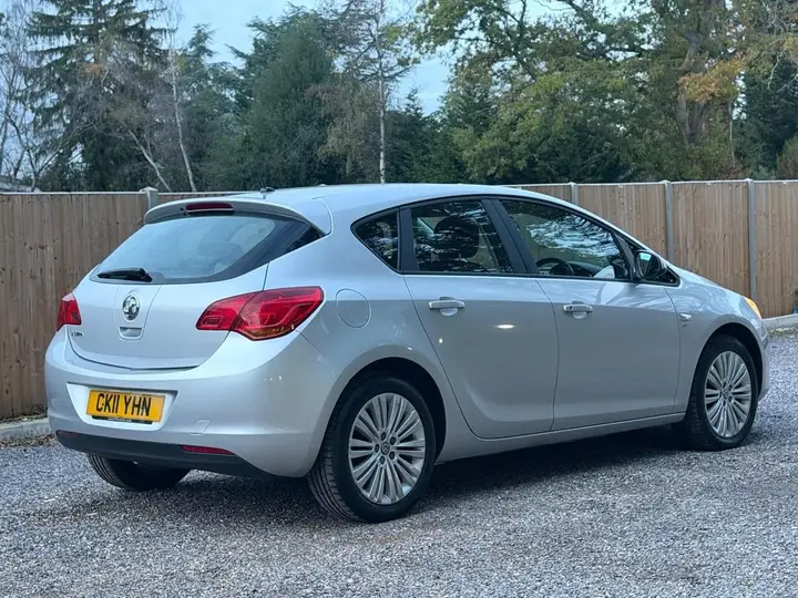 Vauxhall Astra 2011 photo 4