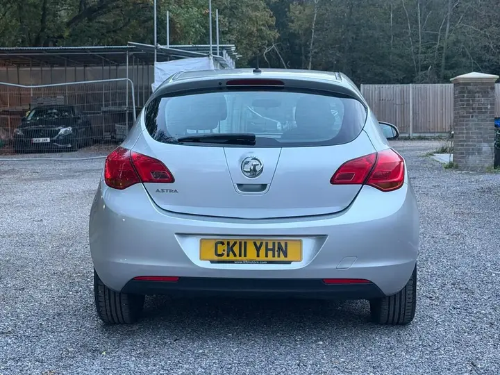 Vauxhall Astra 2011 photo 5