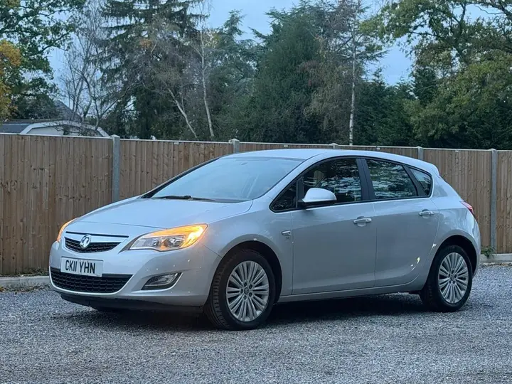 Vauxhall Astra 2011 photo 3