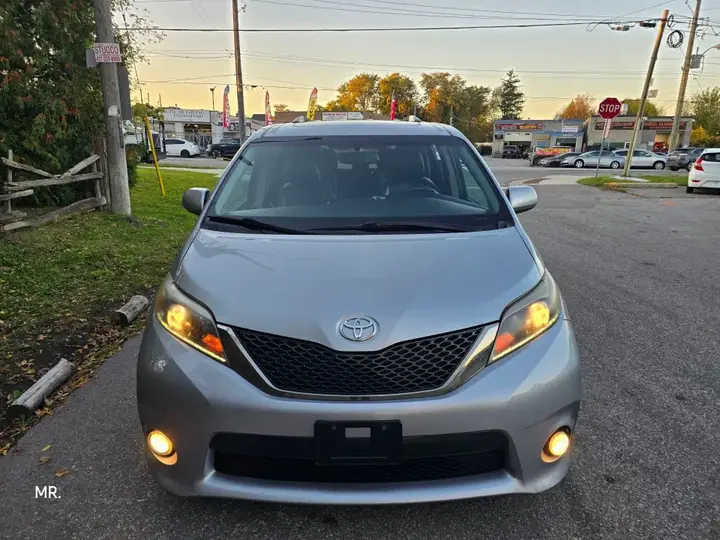 Toyota Sienna 2017 photo 3