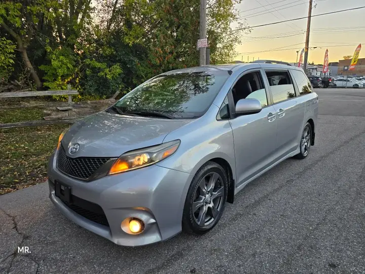 Toyota Sienna 2017 photo 2