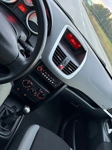Peugeot 207 2007 photo 4