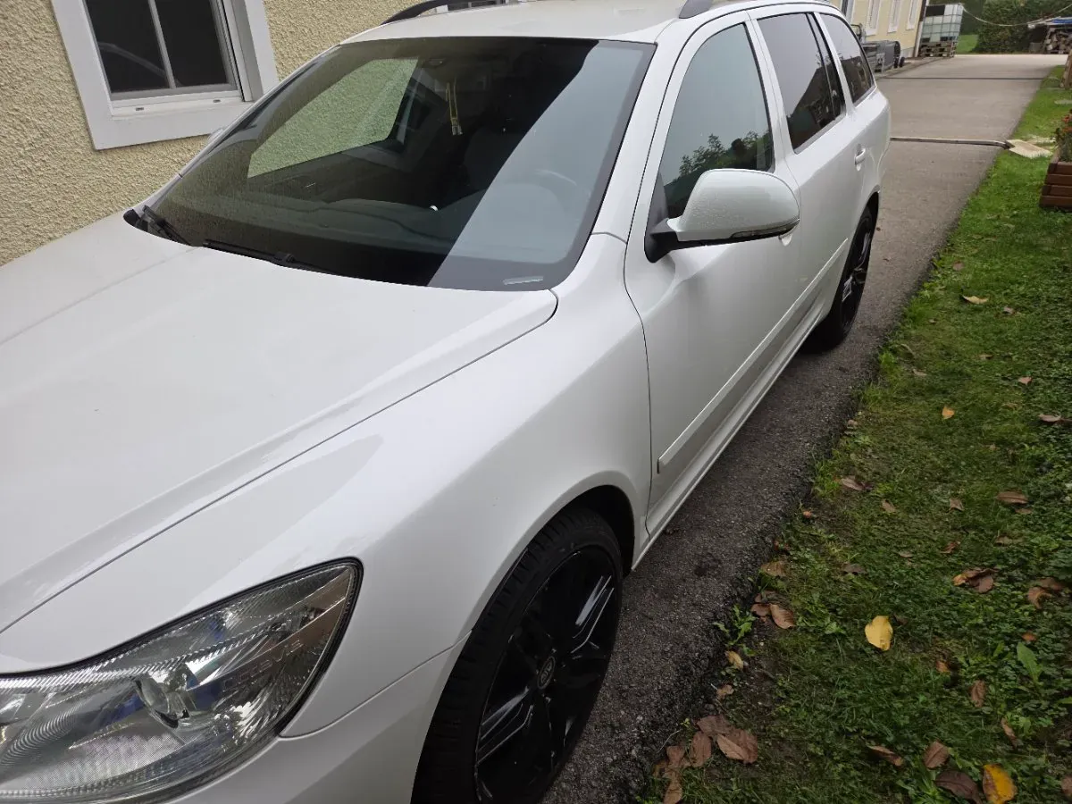 Skoda Octavia 2011 photo 2