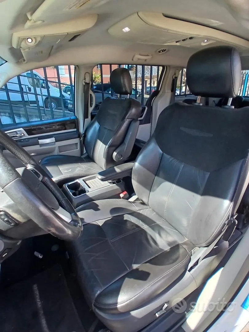 Chrysler Grand Voyager 2010 photo 3