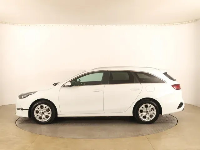 Kia Ceed Sw 2022 photo 2