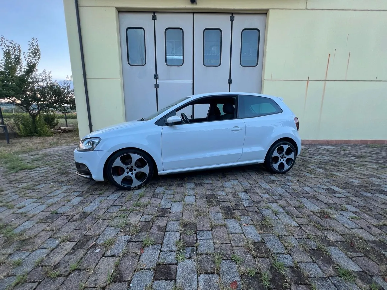 Volkswagen Polo 2011 photo 2