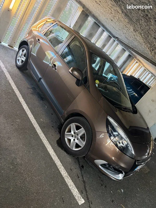 Renault Scenic 2012 photo 2