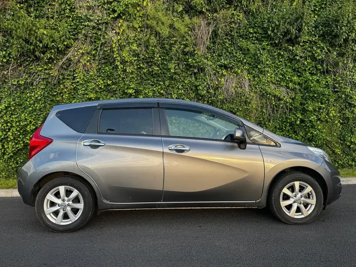 Nissan Note 2013 photo 2