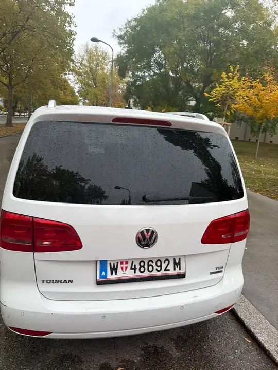 Volkswagen Touran 2011 photo 2