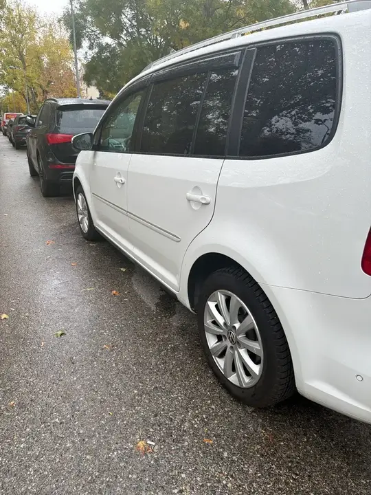 Volkswagen Touran 2011 photo 3