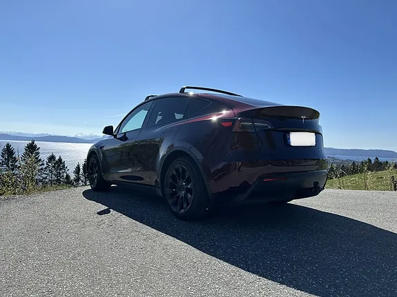 Tesla Model Y 2023 photo 2