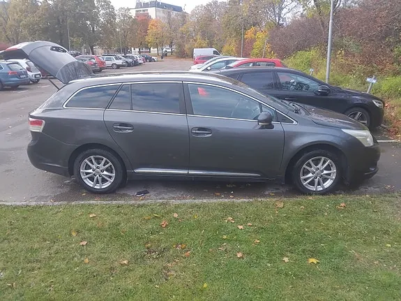 Toyota Avensis 2011 photo 2