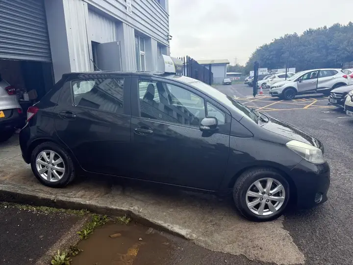 Toyota Yaris 2013 photo 3