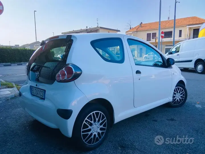 Toyota Aygo 2012 photo 3