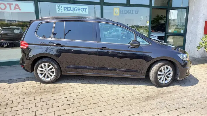 Volkswagen Touran 2017 photo 2
