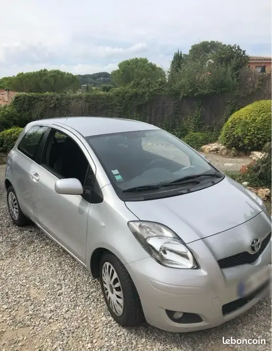 Toyota Yaris 2010 photo 2