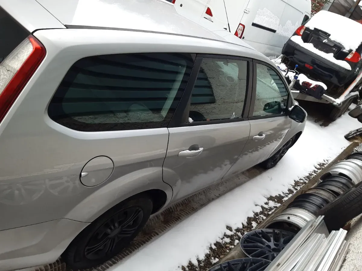 Ford Focus 2010 photo 2