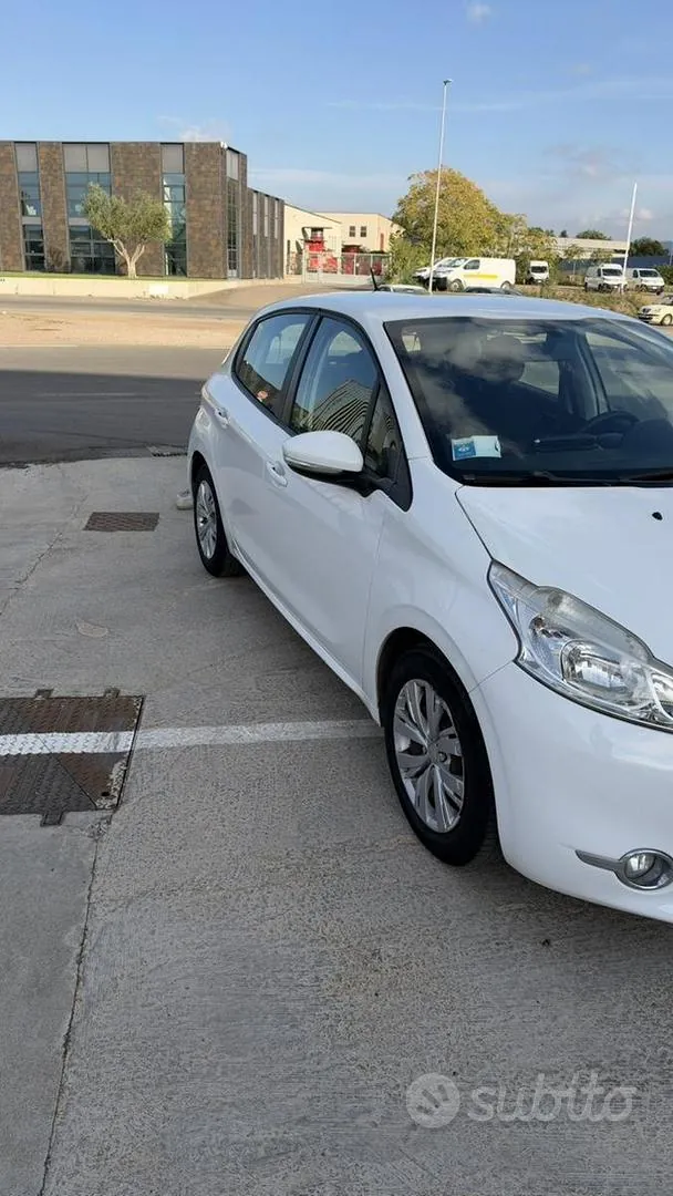 Peugeot 208 2015 photo 2