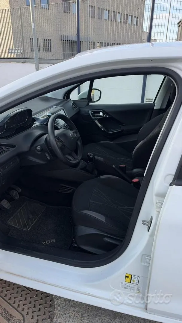 Peugeot 208 2015 photo 3
