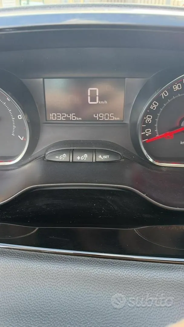 Peugeot 208 2015 photo 5