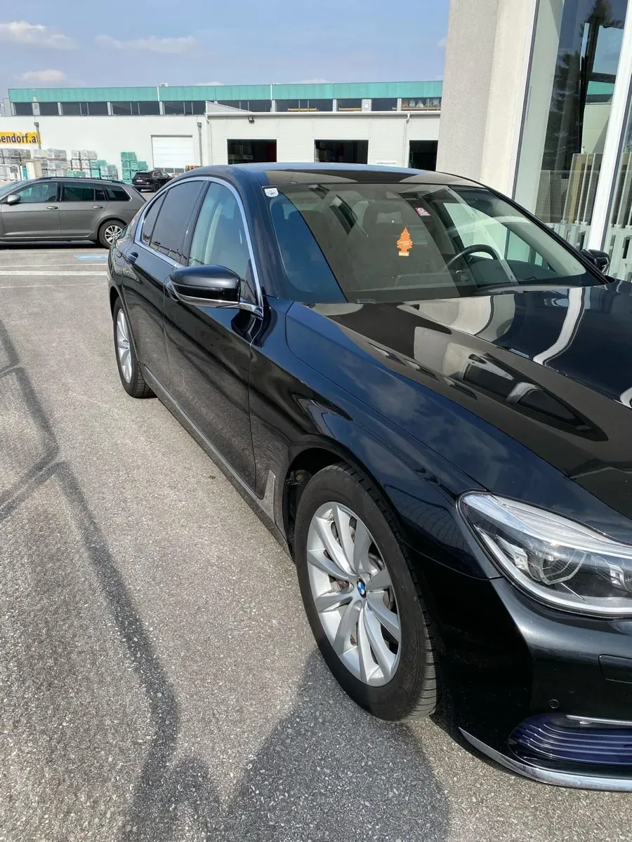 BMW 7 Series 2016 photo 2