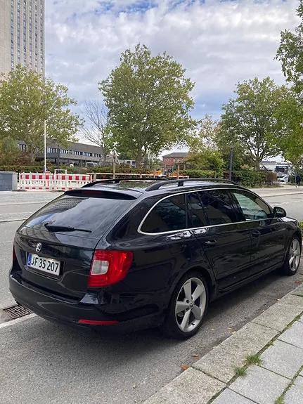 Skoda Superb 2011 photo 4