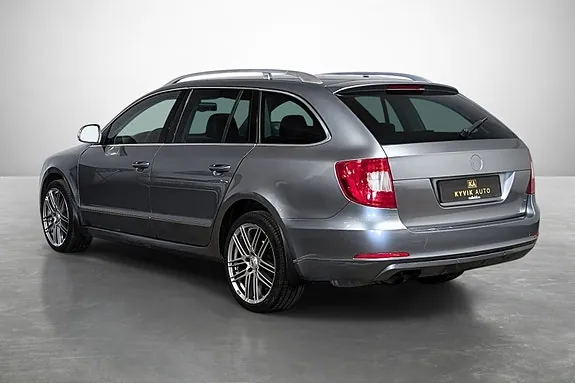 Skoda Superb 2011 photo 4