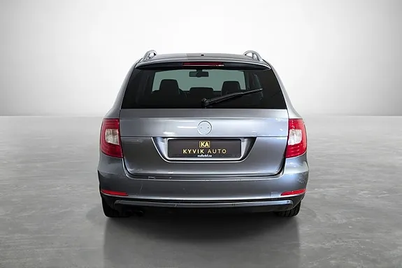 Skoda Superb 2011 photo 5