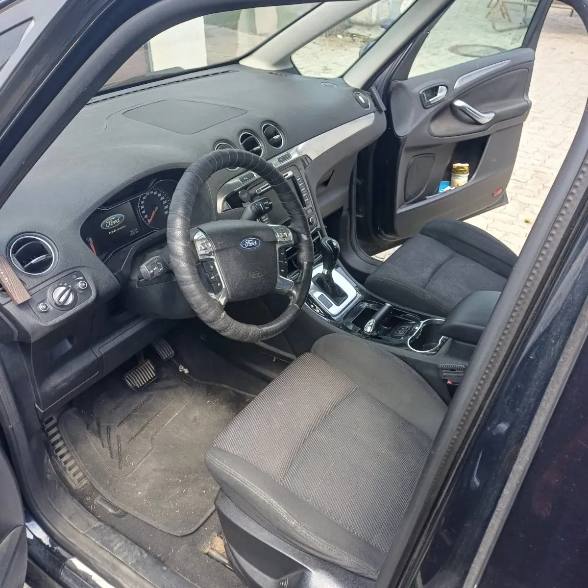 Ford Galaxy 2010 photo 2