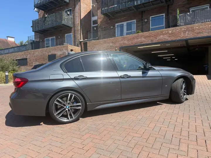 BMW 3 Series 2018 photo 2